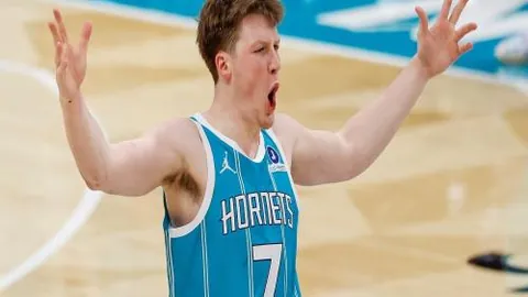 郑钦文八强首秀连胜百万奖金，科斯秋克情绪起伏